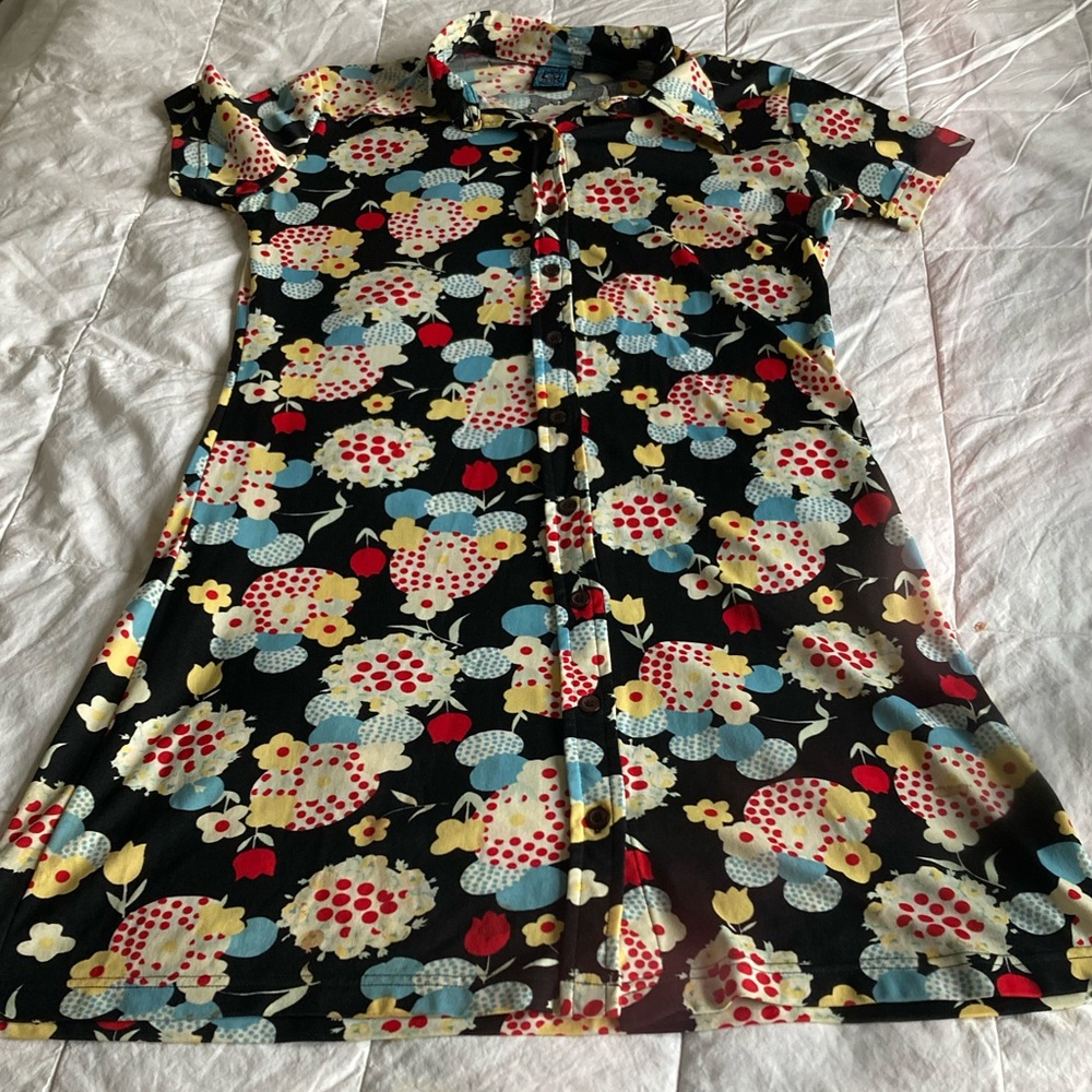 MOD BUTTON UP LARGE NYLON COLLAR DRESS, fits so well, cute big flowers